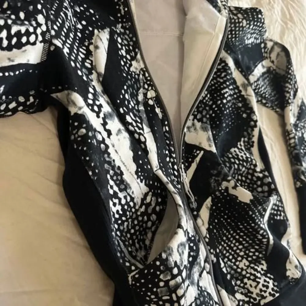 Lululemon Scuba Hoodie Size 4 Black and White Pattern